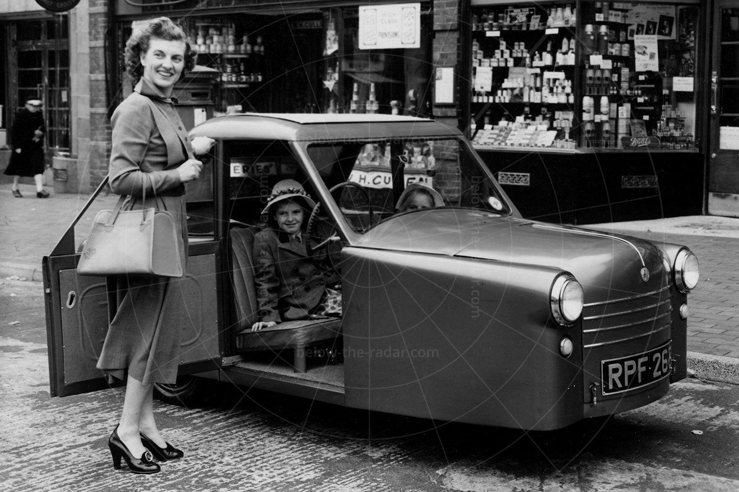 AC Petite publicity shot Pic: magiccarpics.co.uk | AC Petite publicity shot