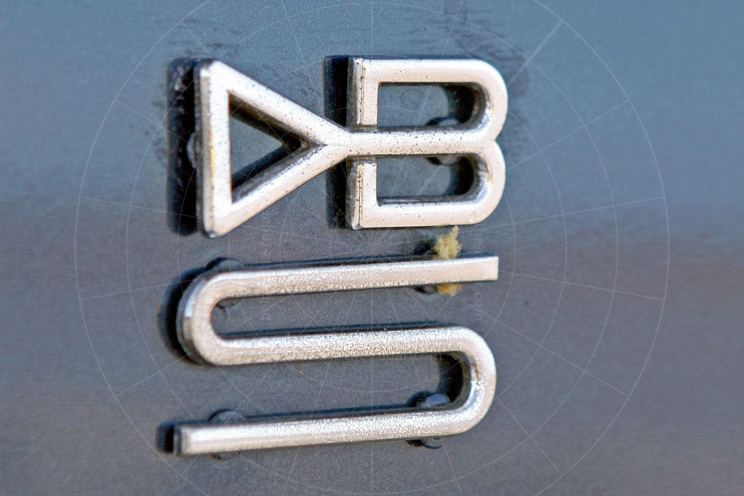 Aston Martin DBS6 shooting brake by Panelcraft - badge Pic: magiccarpics.co.uk | Aston Martin DBS6 shooting brake by Panelcraft - badge