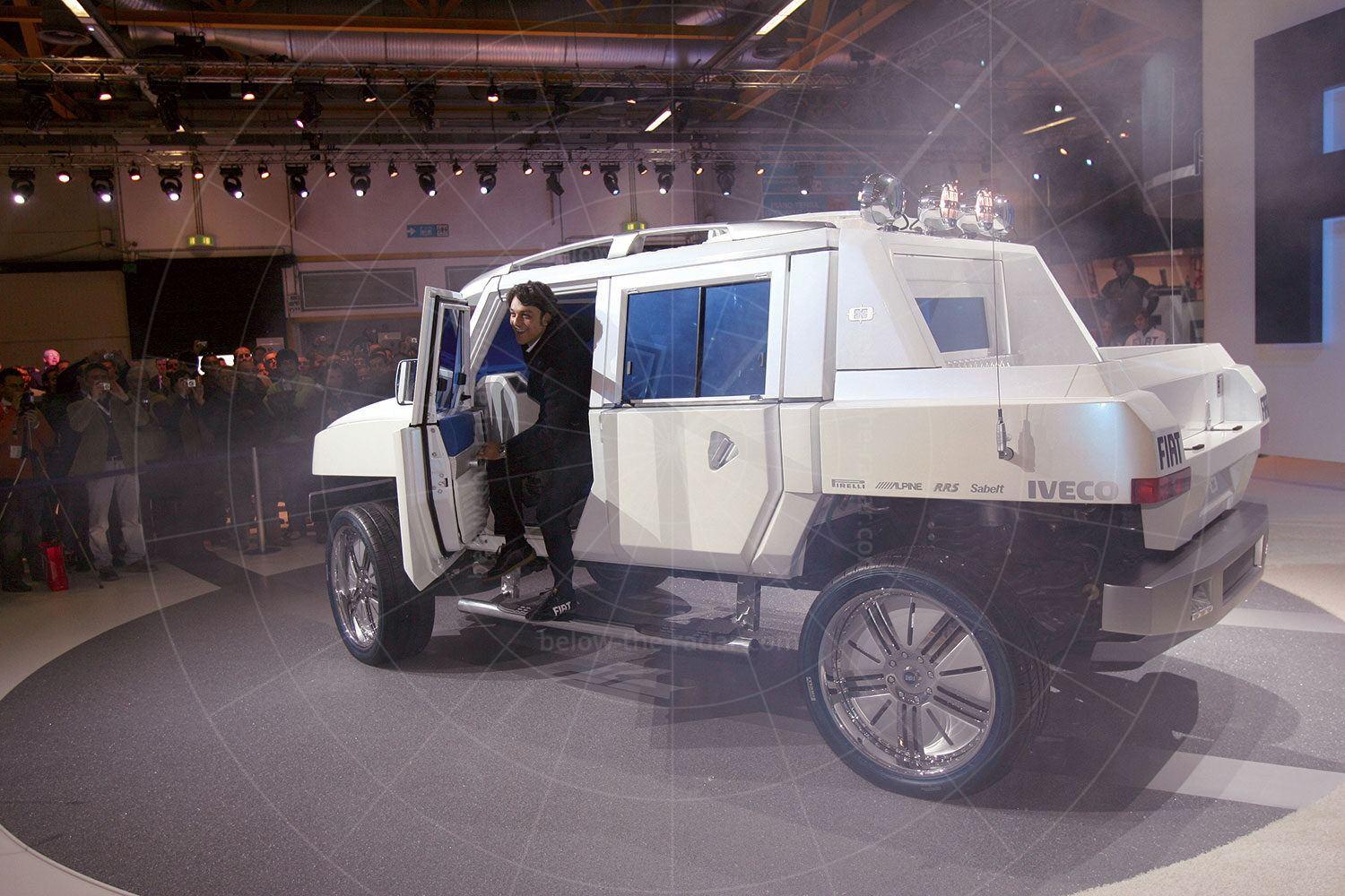 Fiat Oltre being unveiled at the 2005 Bologna motor show Pic: Fiat | Fiat Oltre being unveiled at the 2005 Bologna motor show