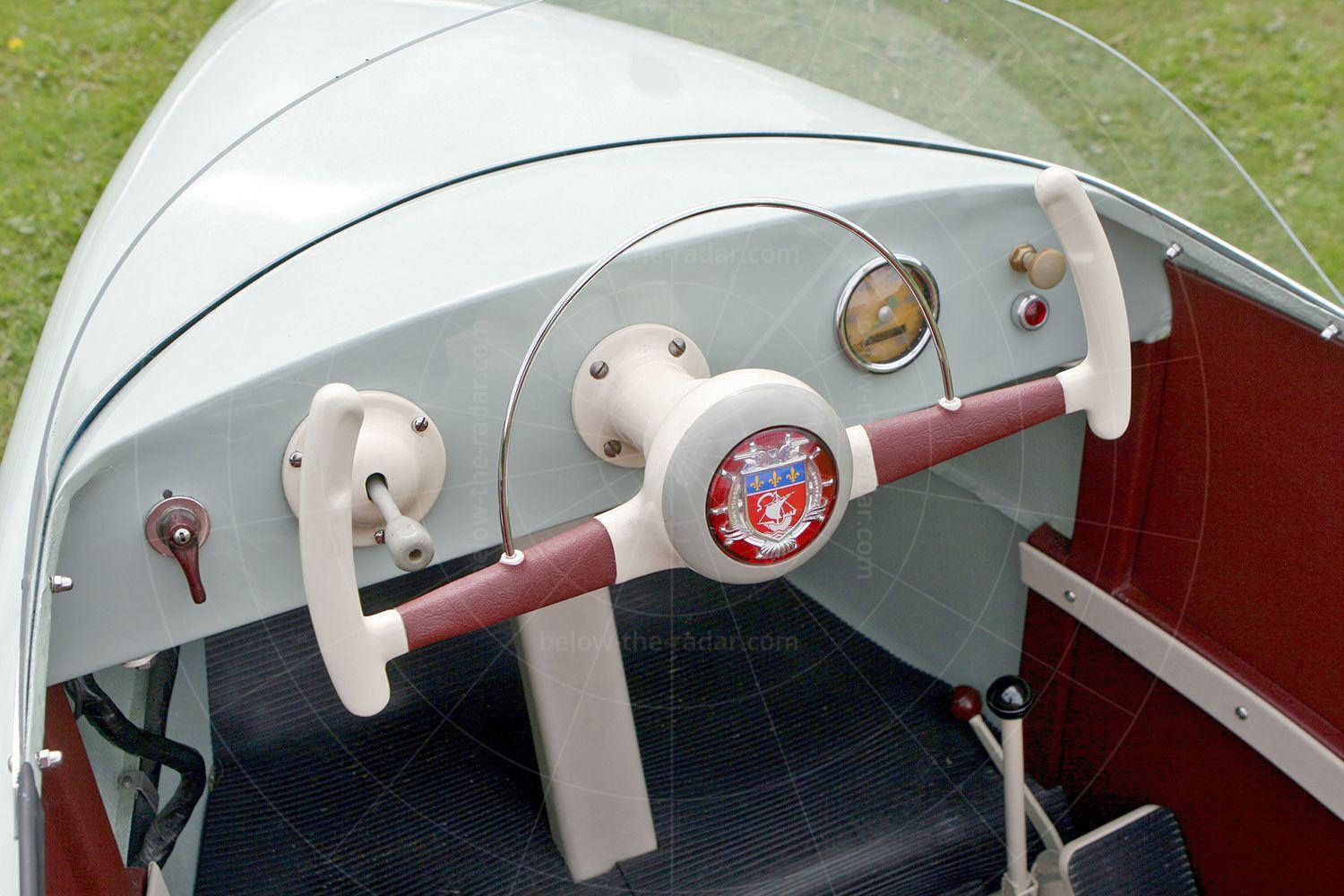 SNCAN Inter 175A Autoscooter Torpedo dashboard Pic: magiccarpics.co.uk | SNCAN Inter 175A Autoscooter Torpedo dashboard