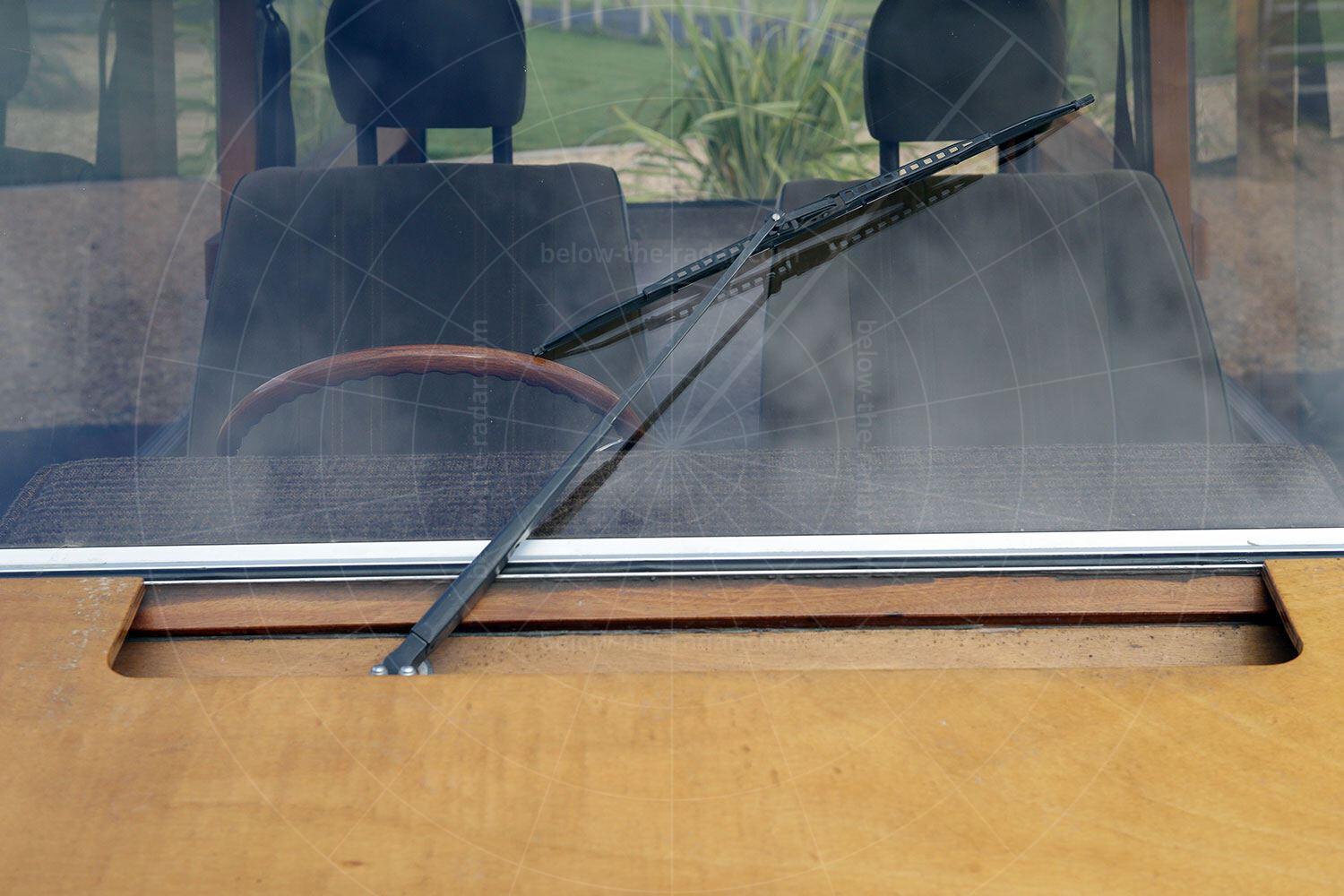 Towns Hustler Six - pantograph wiper Pic: magiccarpics.co.uk | Towns Hustler Six - pantograph wiper