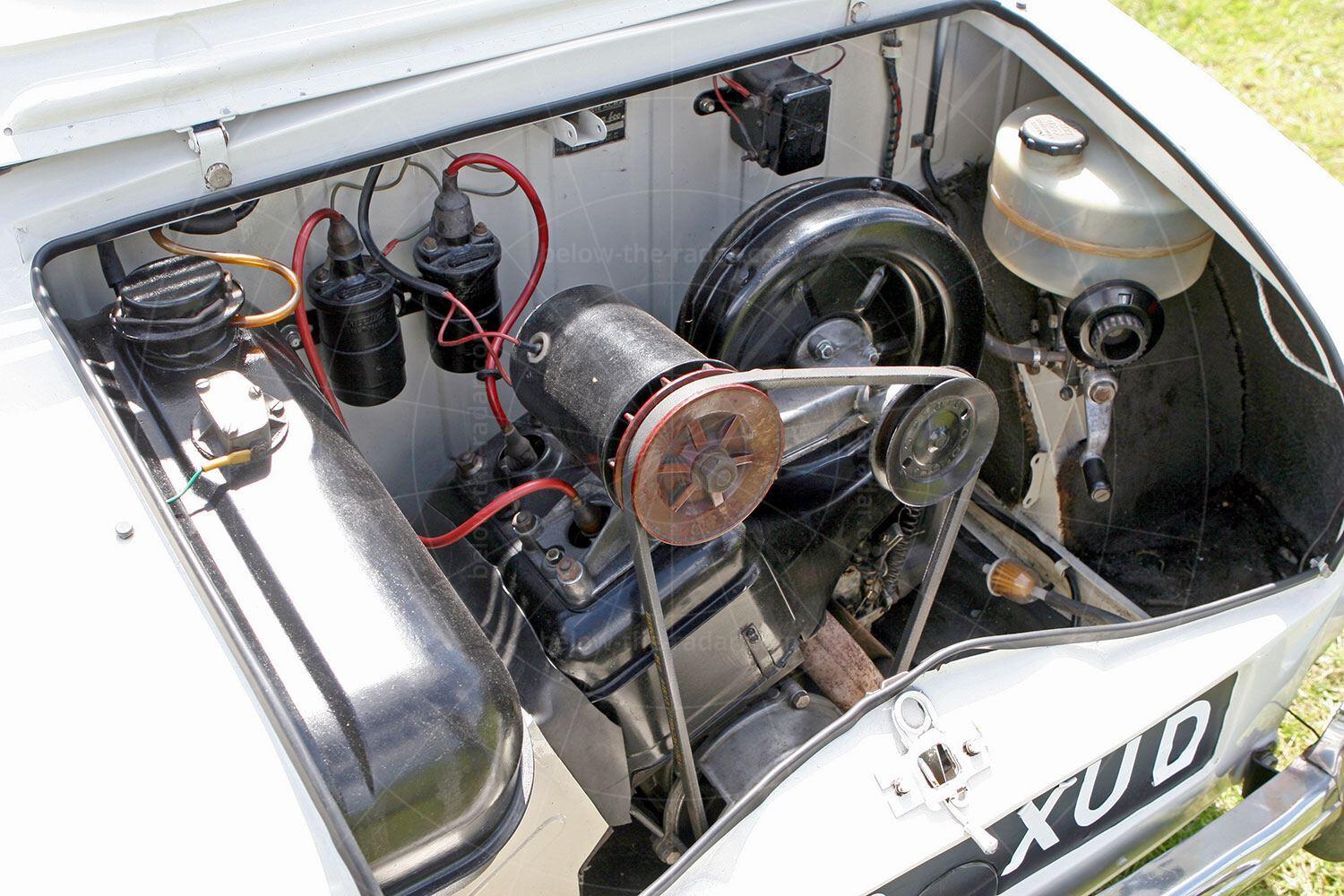 Vespa 400 engine bay Pic: magiccarpics.co.uk | Vespa 400 engine bay