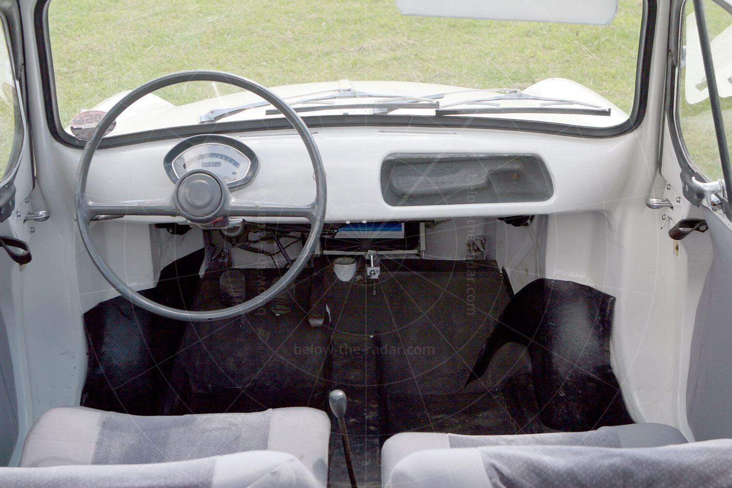 Vespa 400 dashboard Pic: magiccarpics.co.uk | Vespa 400 dashboard