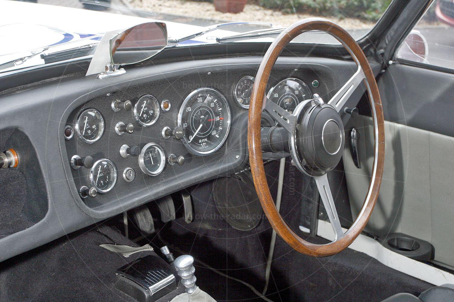 Peerless GT dashboard Pic: magiccarpics.co.uk | Peerless GT dashboard