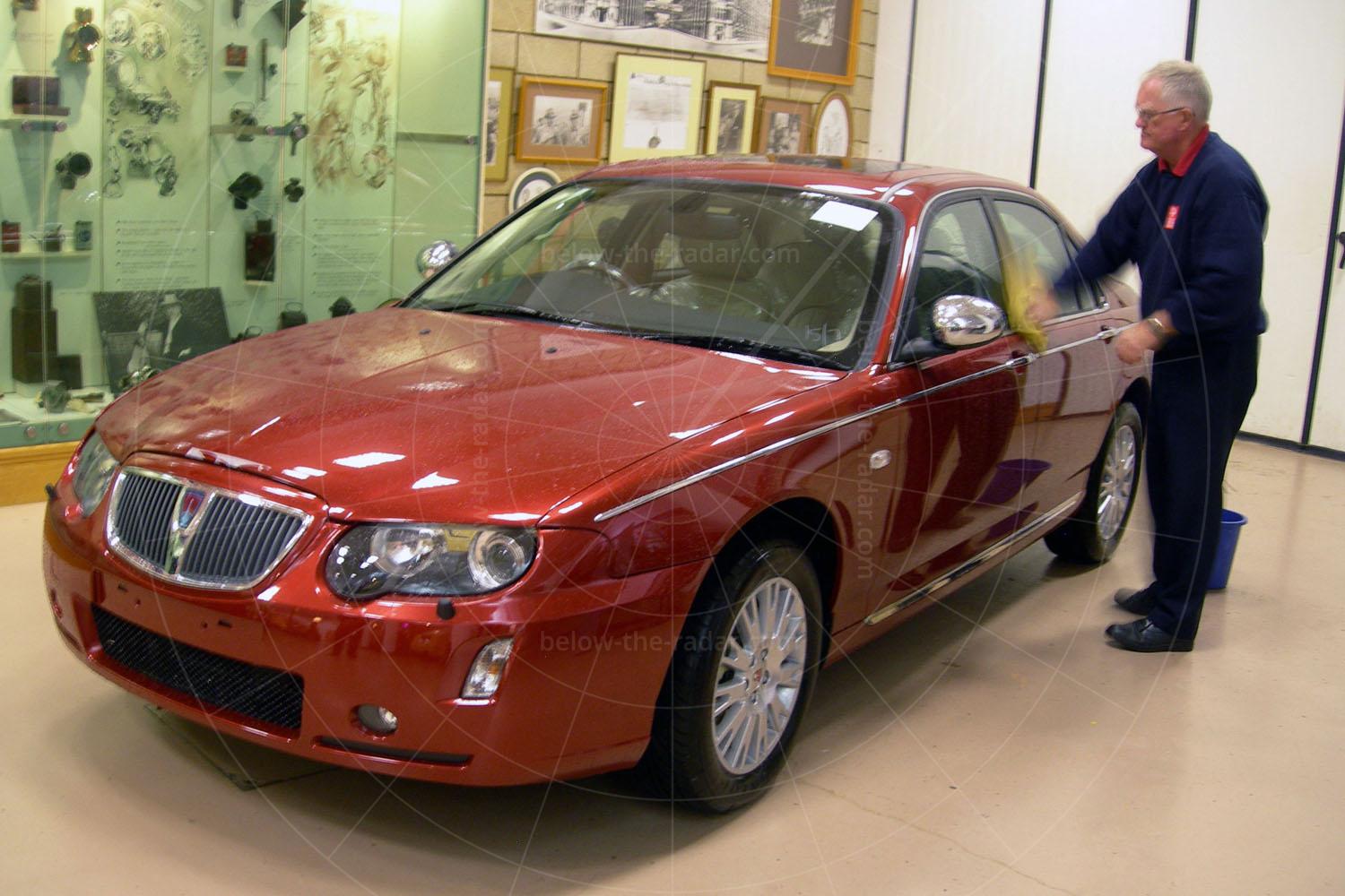 The last Rover is brought to the Heritage Motor Centre (now the British Motor Museum) to go on display Pic: Gillian Bardsley | The last Rover is brought to the British Motor Museum to go on display